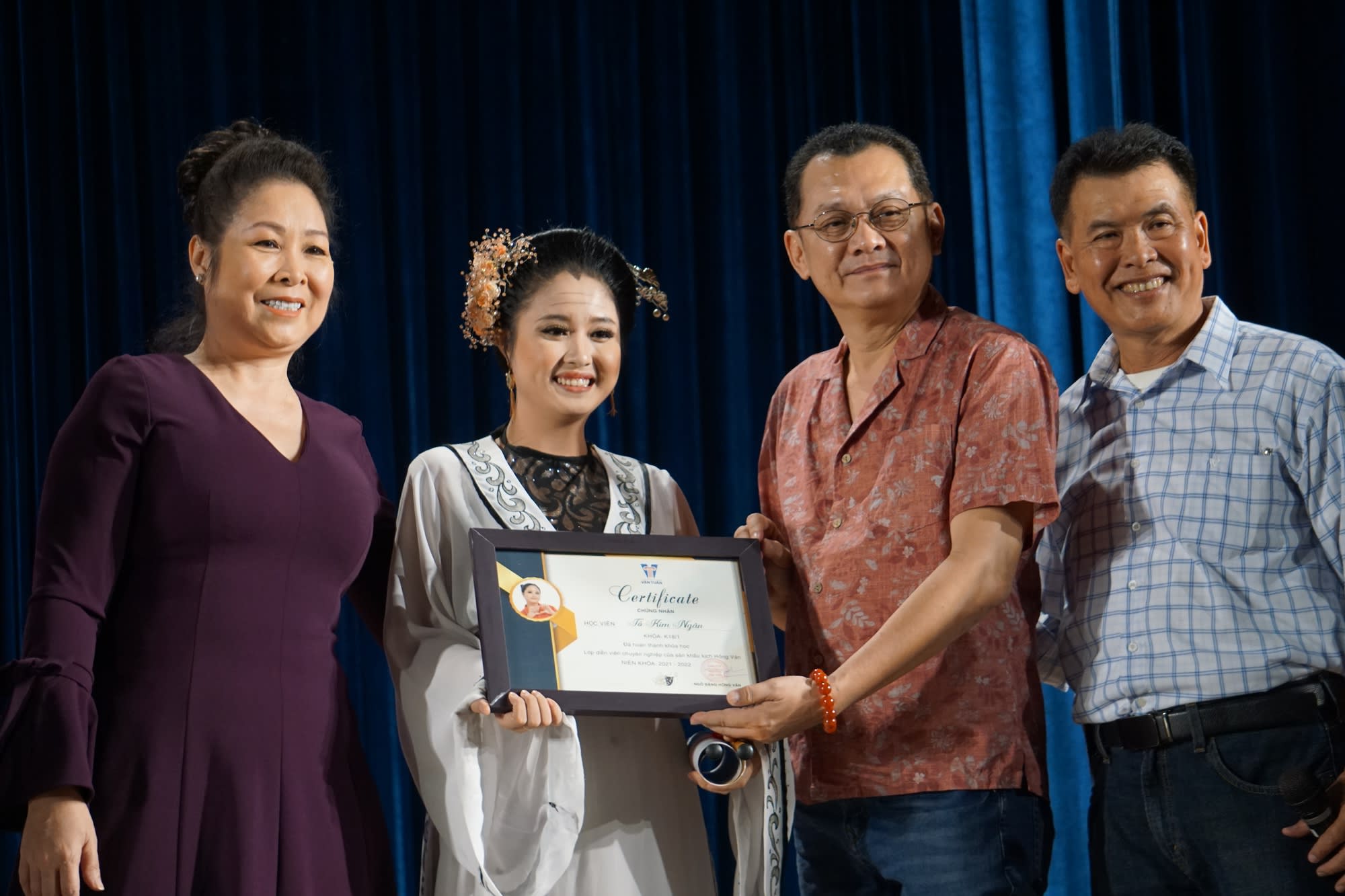Nghệ sĩ Hữu Nghĩa dựng kịch hỗ trợ diễn viên trẻ 3 Nghệ sĩ Hữu Nghĩa dựng kịch hỗ trợ diễn viên trẻ - ảnh 2